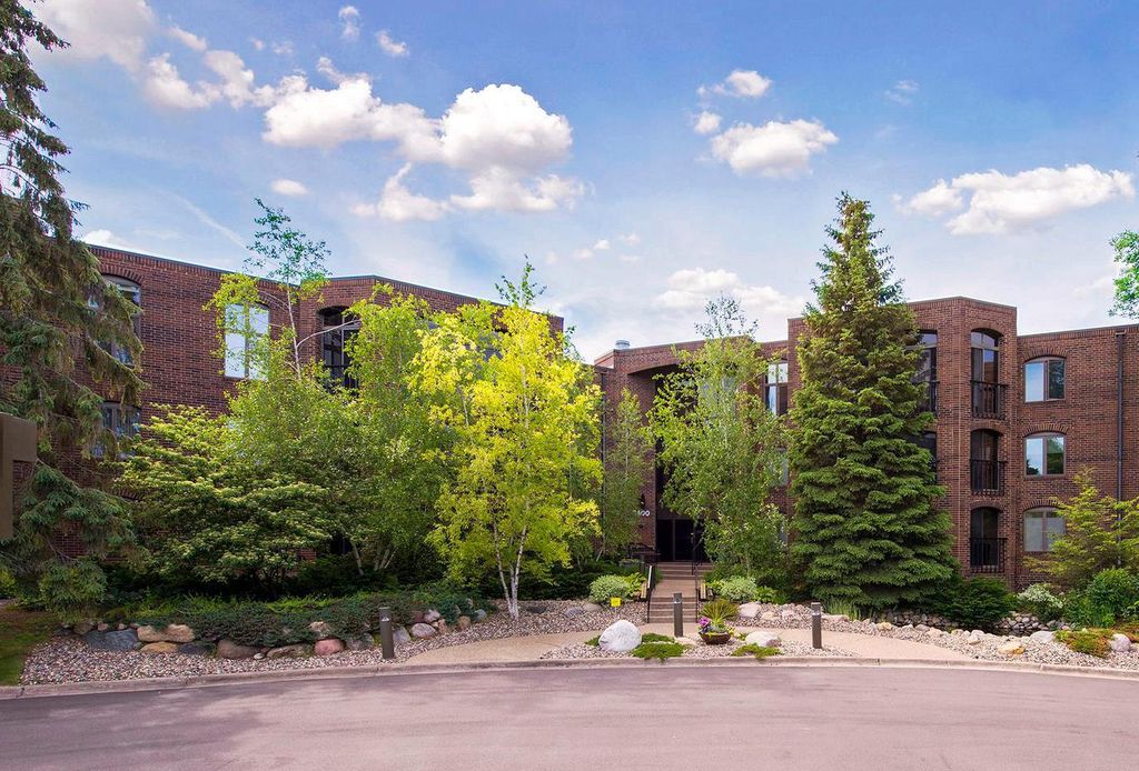 8400 Pennsylvania Road 125, Bloomington, MN 55438 — exterior