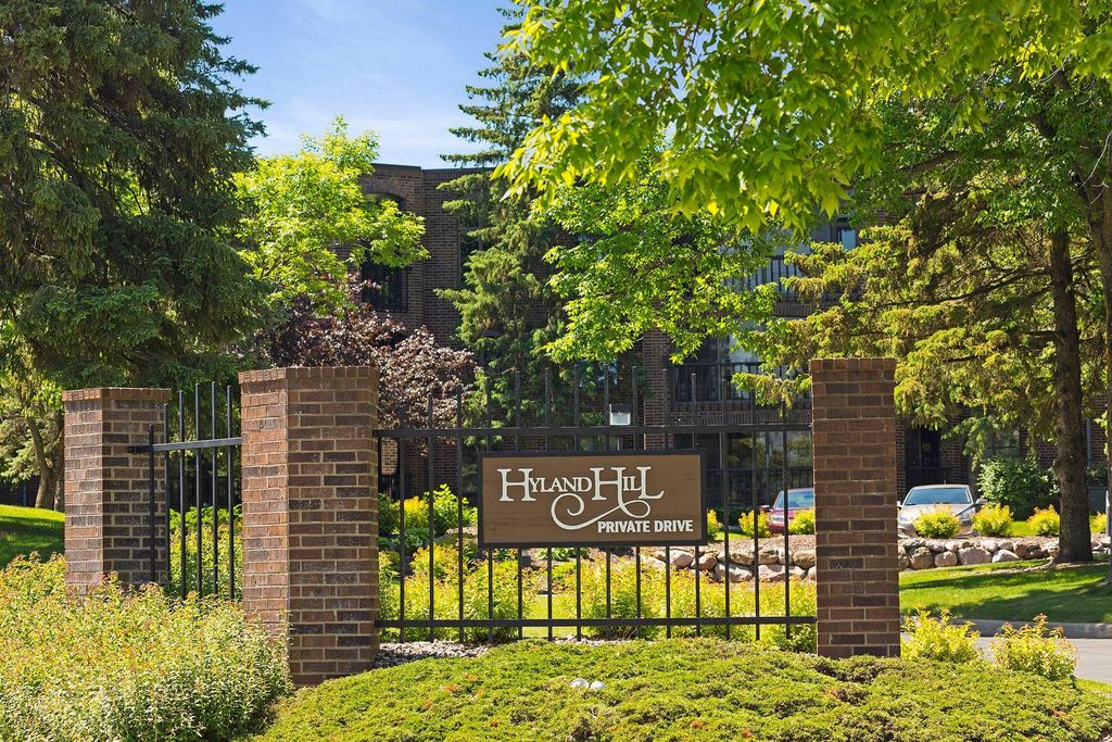 8400 Pennsylvania Road 125, Bloomington, MN 55438 — photo 2