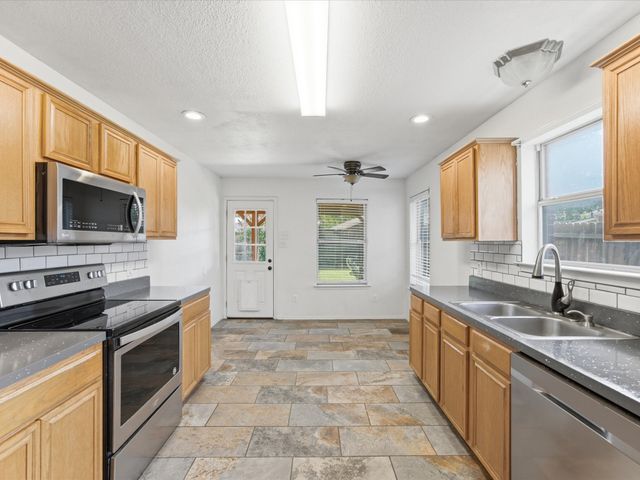 6003 Brookfall Drive, Arlington, TX 76018