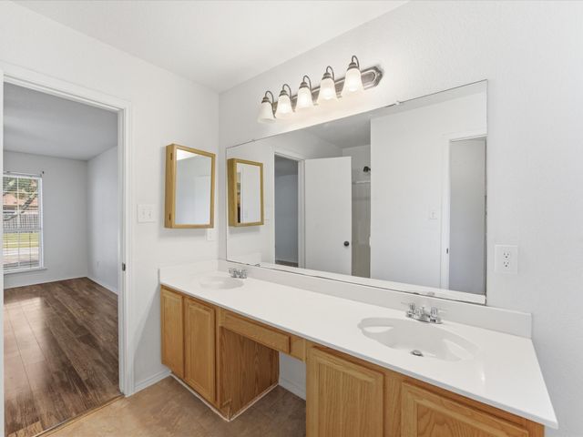 6003 Brookfall Drive, Arlington, TX 76018