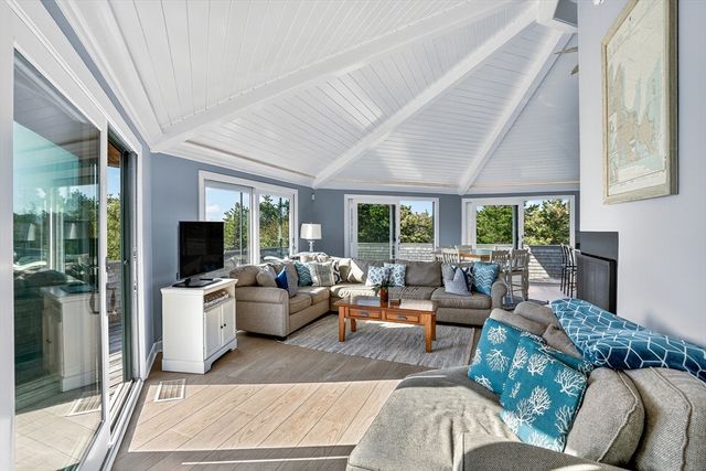 76 Washque Ave, Edgartown, MA 02539