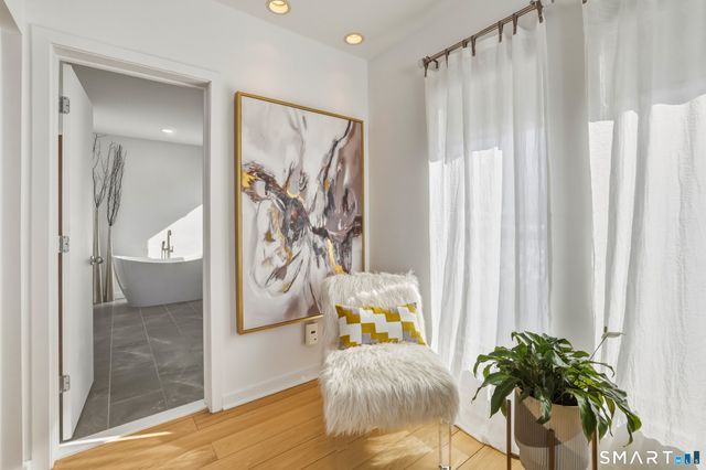 9 Loop Road, Clinton, CT 06413