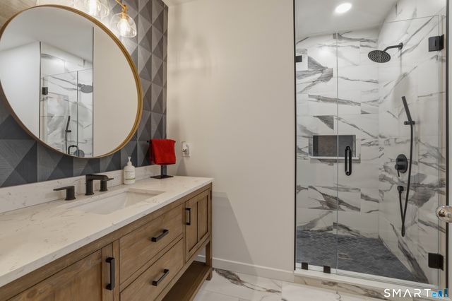 9 Loop Road, Clinton, CT 06413