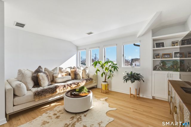 9 Loop Road, Clinton, CT 06413