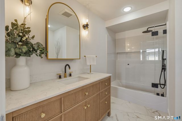 9 Loop Road, Clinton, CT 06413