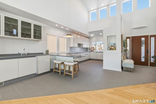 9 Loop Road, Clinton, CT 06413