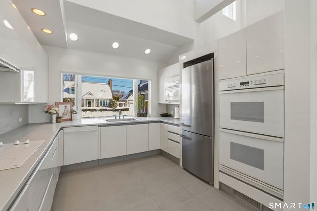 9 Loop Road, Clinton, CT 06413