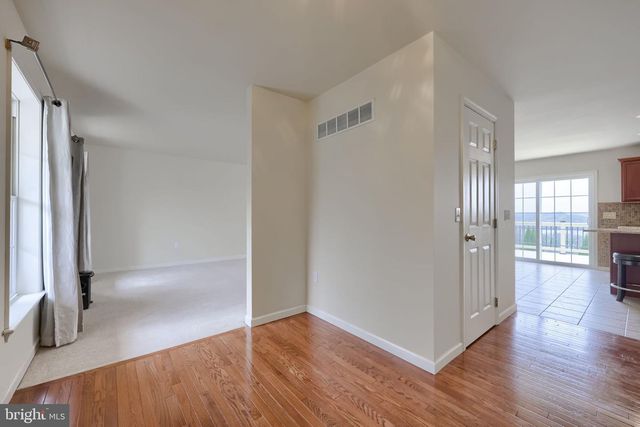 435 N BURBERRY LN, Mount Wolf, PA 17347