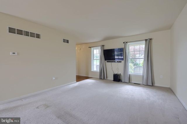 435 N BURBERRY LN, Mount Wolf, PA 17347
