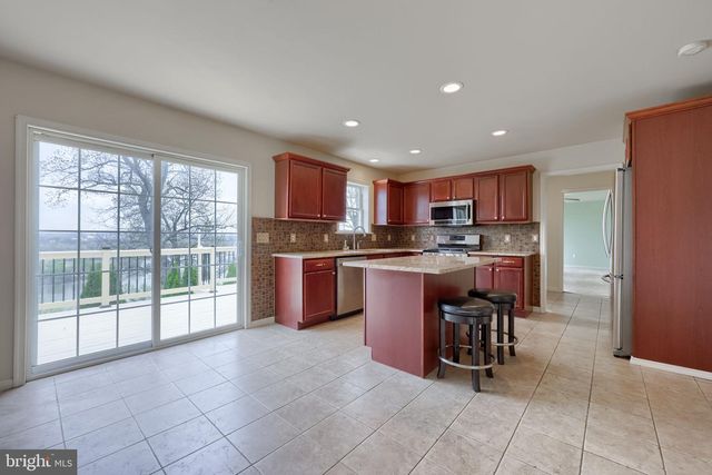 435 N BURBERRY LN, Mount Wolf, PA 17347
