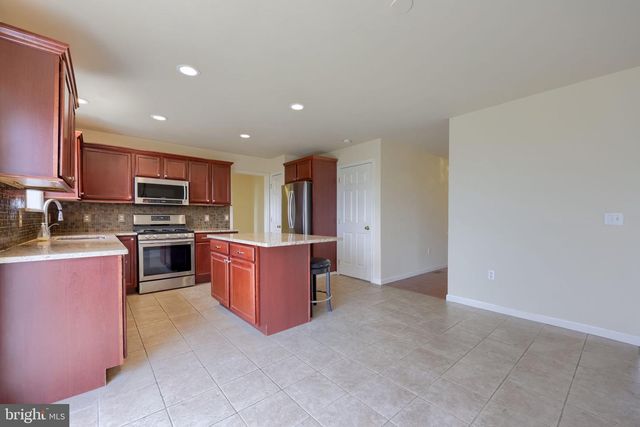 435 N BURBERRY LN, Mount Wolf, PA 17347