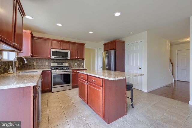 435 N BURBERRY LN, Mount Wolf, PA 17347