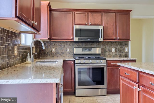 435 N BURBERRY LN, Mount Wolf, PA 17347
