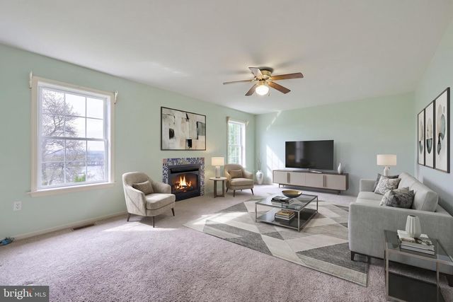 435 N BURBERRY LN, Mount Wolf, PA 17347