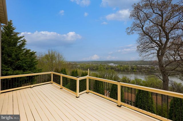 435 N BURBERRY LN, Mount Wolf, PA 17347