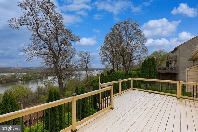 435 N BURBERRY LN, Mount Wolf, PA 17347