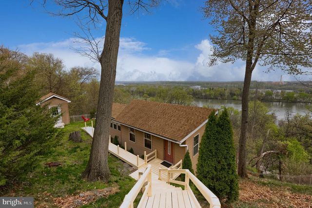 435 N BURBERRY LN, Mount Wolf, PA 17347