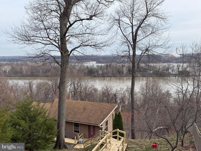 435 N BURBERRY LN, Mount Wolf, PA 17347