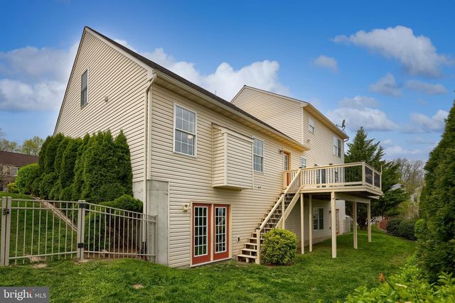 435 N BURBERRY LN, Mount Wolf, PA 17347