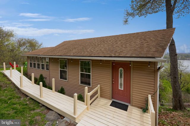 435 N BURBERRY LN, Mount Wolf, PA 17347