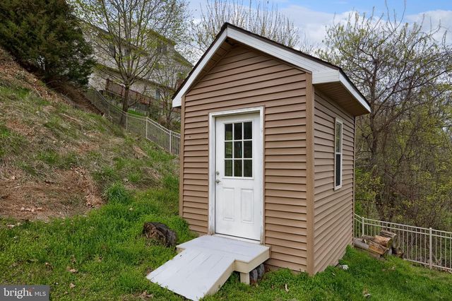 435 N BURBERRY LN, Mount Wolf, PA 17347