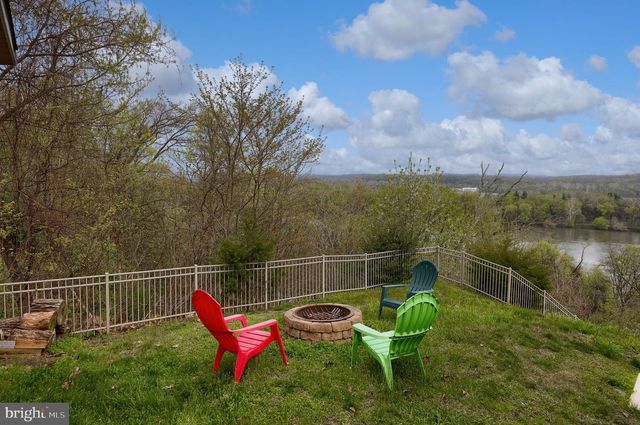 435 N BURBERRY LN, Mount Wolf, PA 17347