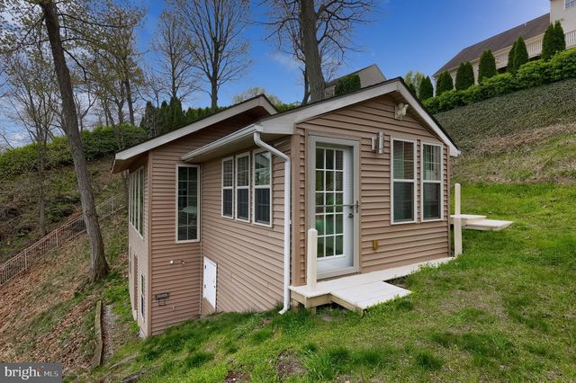 435 N BURBERRY LN, Mount Wolf, PA 17347