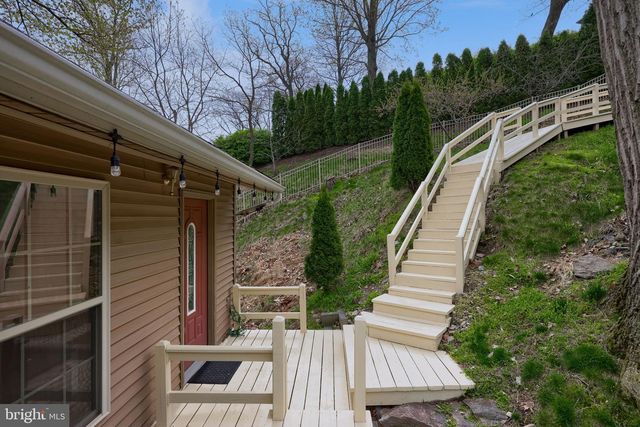 435 N BURBERRY LN, Mount Wolf, PA 17347