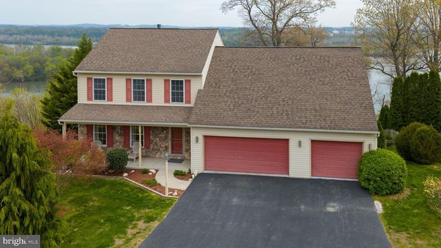 435 N BURBERRY LN, Mount Wolf, PA 17347