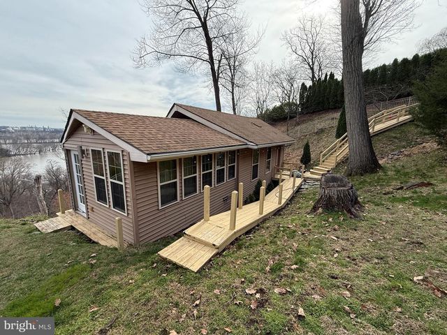 435 N BURBERRY LN, Mount Wolf, PA 17347