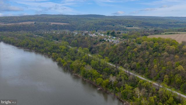 435 N BURBERRY LN, Mount Wolf, PA 17347