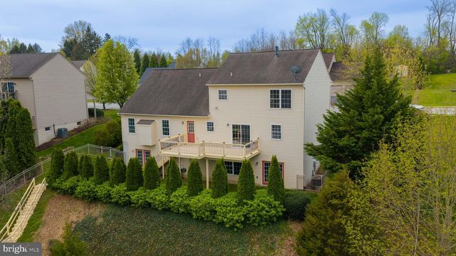 435 N BURBERRY LN, Mount Wolf, PA 17347