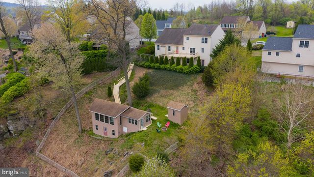 435 N BURBERRY LN, Mount Wolf, PA 17347