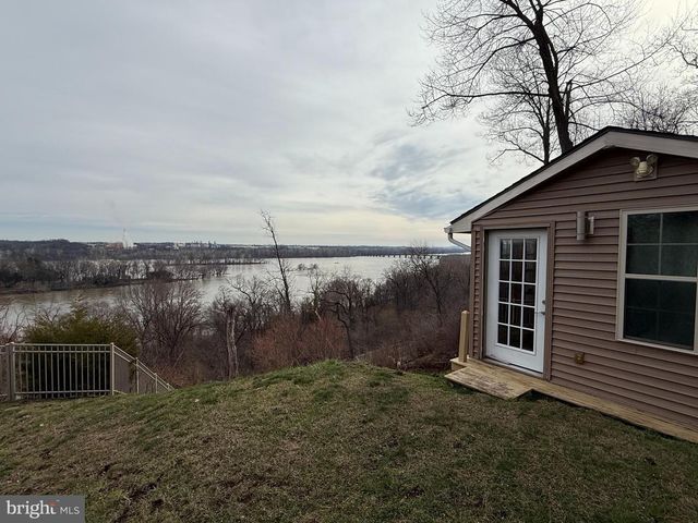 435 N BURBERRY LN, Mount Wolf, PA 17347