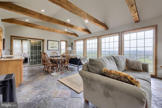 435 N BURBERRY LN, Mount Wolf, PA 17347