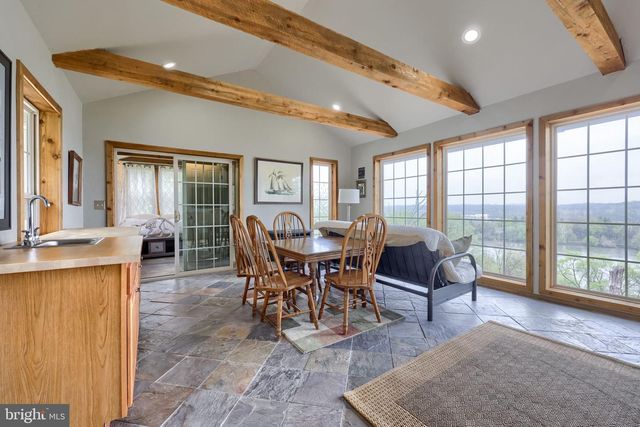 435 N BURBERRY LN, Mount Wolf, PA 17347