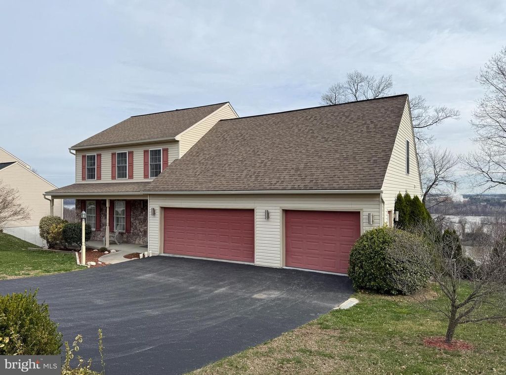 435 N BURBERRY LN, Mount Wolf, PA 17347