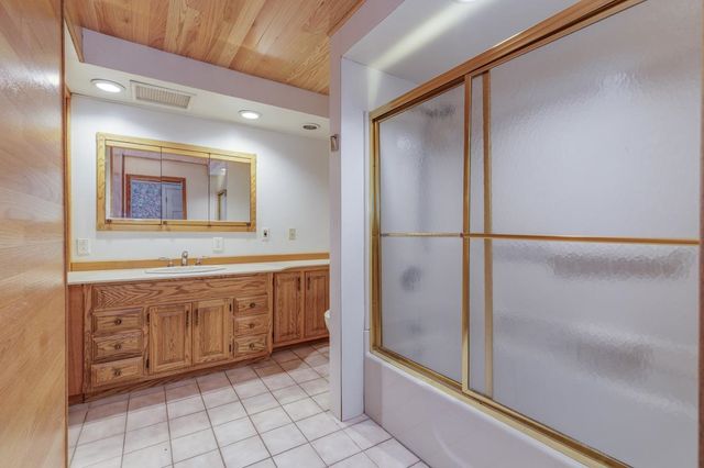 9 Hickory Lane, Bedford, NH 03110