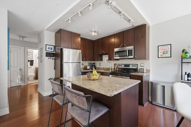 2930 N Sheridan Road 201, Chicago, IL 60657
