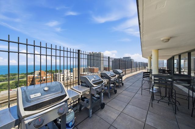 2930 N Sheridan Road 201, Chicago, IL 60657