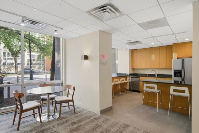 2930 N Sheridan Road 201, Chicago, IL 60657