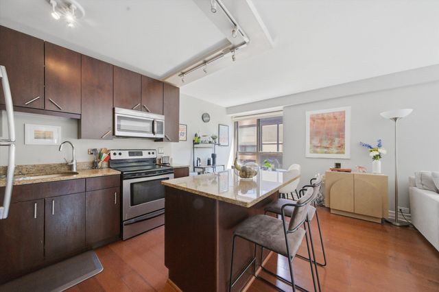 2930 N Sheridan Road 201, Chicago, IL 60657
