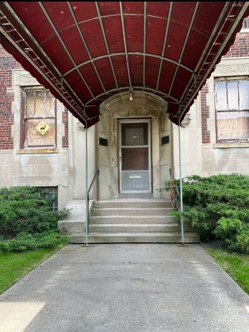 2121 E 72nd Street, Chicago, IL 60649