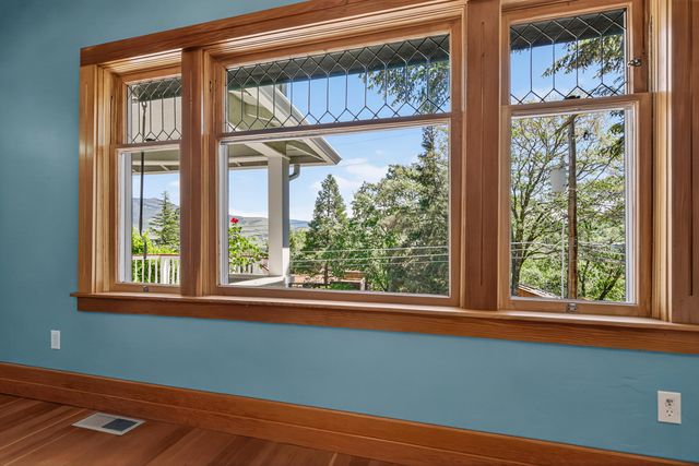 71 Scenic Drive, Ashland, OR 97520