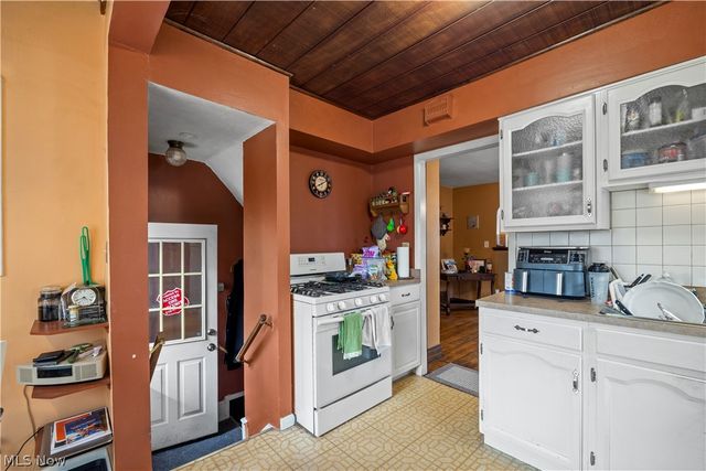 2212 Olive Avenue, Lakewood, OH 44107