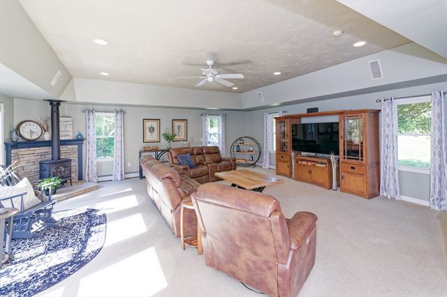6 Chamberlain Road, Uxbridge, MA 01569