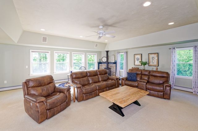 6 Chamberlain Road, Uxbridge, MA 01569
