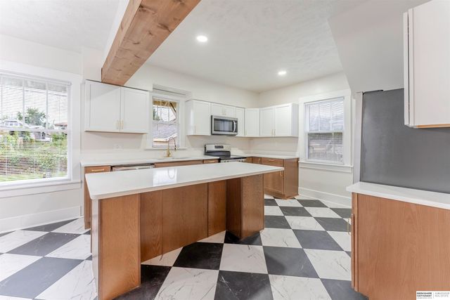 2870 Newport Avenue, Omaha, NE 68112
