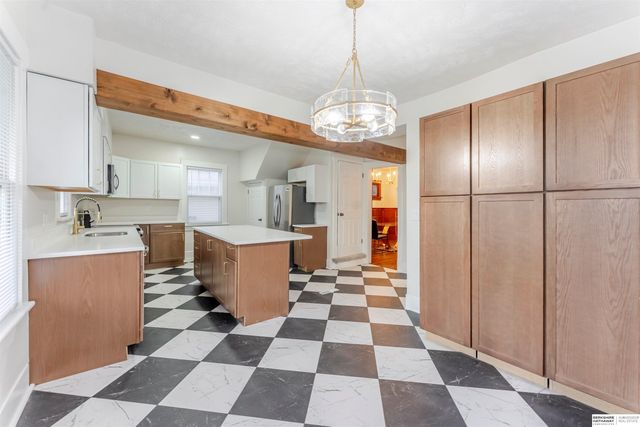 2870 Newport Avenue, Omaha, NE 68112