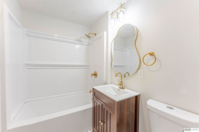 2870 Newport Avenue, Omaha, NE 68112